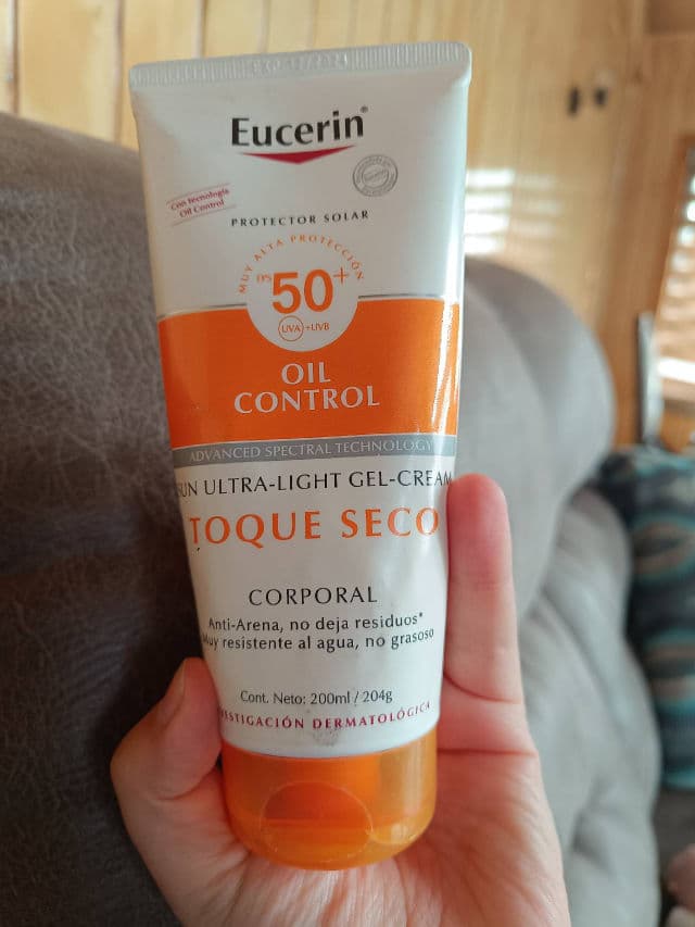 Eucerin Oil Control Corporal Gel-Crema Toque Seco FPS 50+ review photo by Natyrca