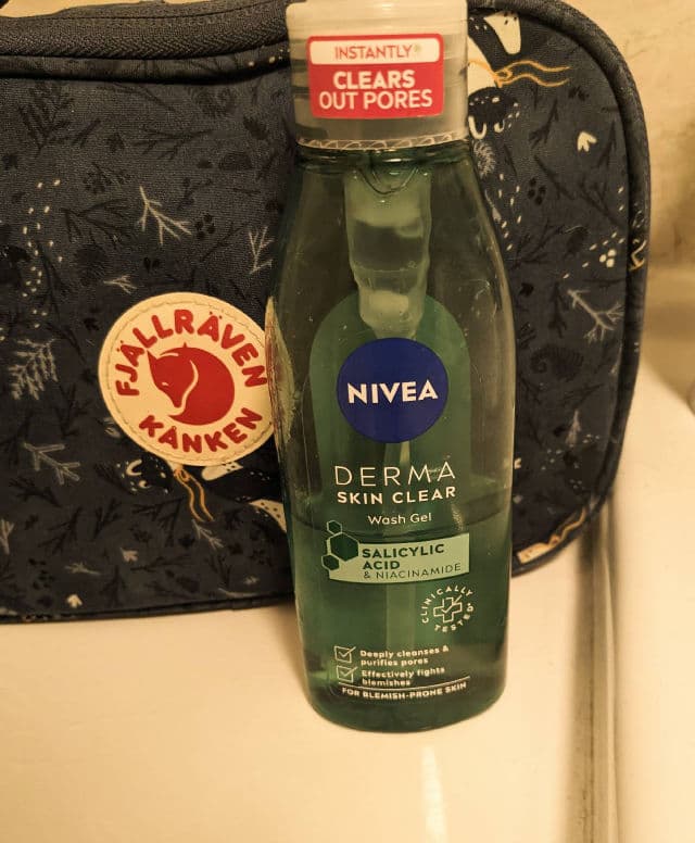 Nivea Derma Skin Clear Wash Gel review photo by sapphiesandra