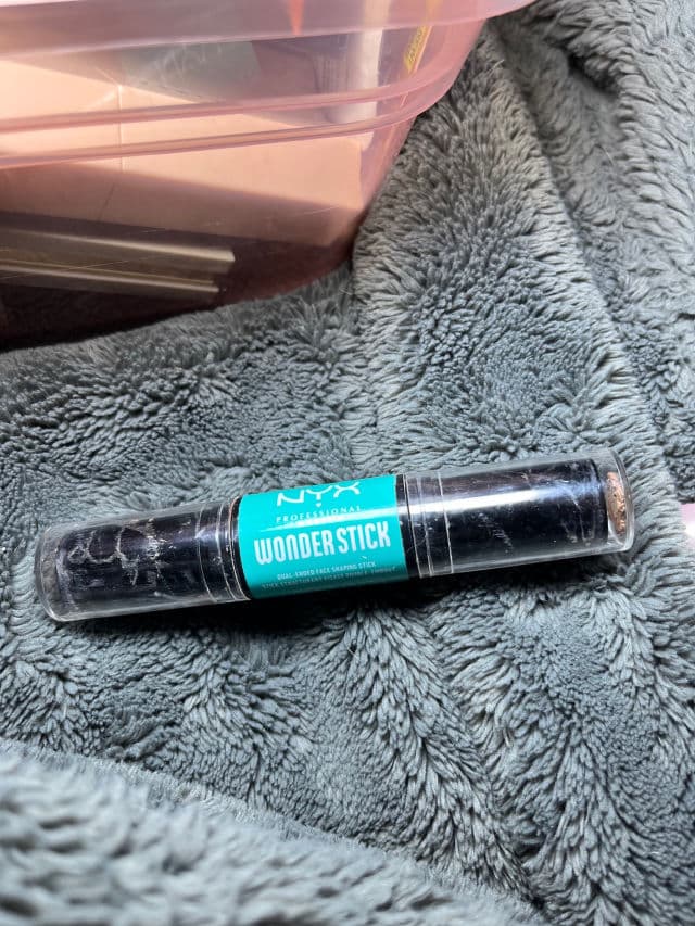 Nyx Cosmetics Wonder Stick Contour and Highlighter Stick review photo by Wendy45plus