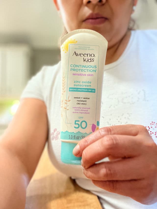Aveeno Kids Continuous Protection Zinc Oxide Mineral Sunscreen Lotion for Children's Sensitive Skin with Broad Spectrum SPF 50 review photo by SandraLuz
