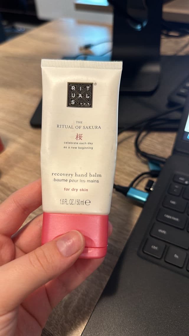 Rituals The Ritual of Sakura Hand Balm review photo by Thebluegaze