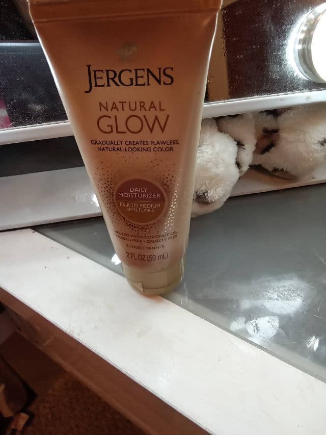 Jergens Natural Glow Revitalizing Daily Moisturizer Fair to Medium review photo by JulieAnn47