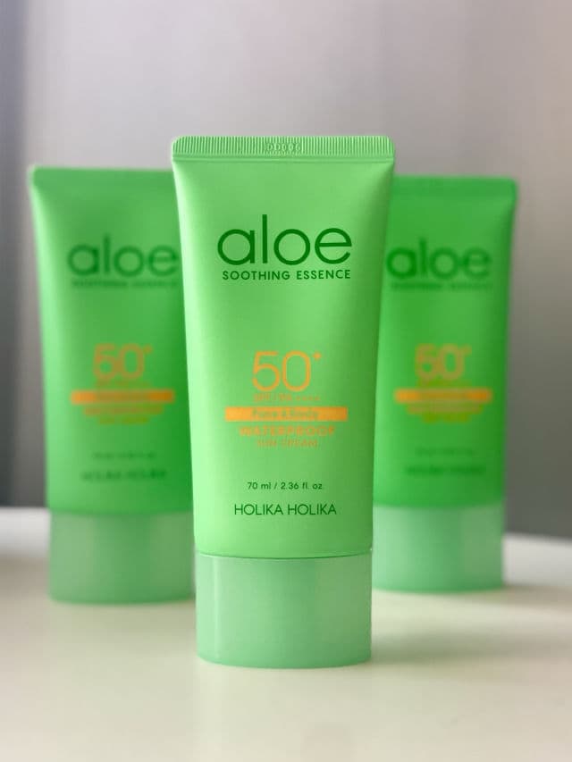 HOLIKA HOLIKA Aloe Soothing Essence Waterproof Sun Cream SPF50+ review photo by irinadu25