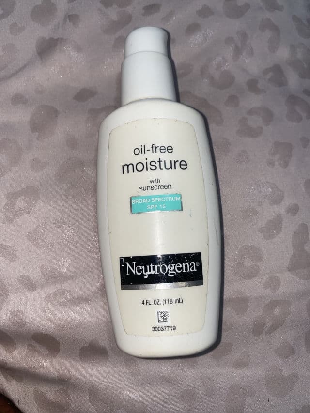 Neutrogena Oil-Free Moisture SPF 15 review photo by Britty10