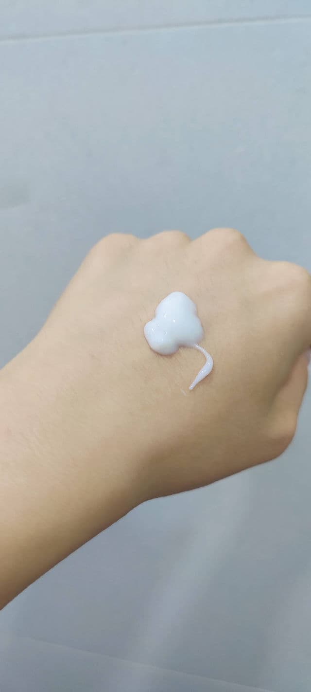 YVES ROCHER Relaxing Body Lotion - Olive Petitgrain  review photo by annoukkii