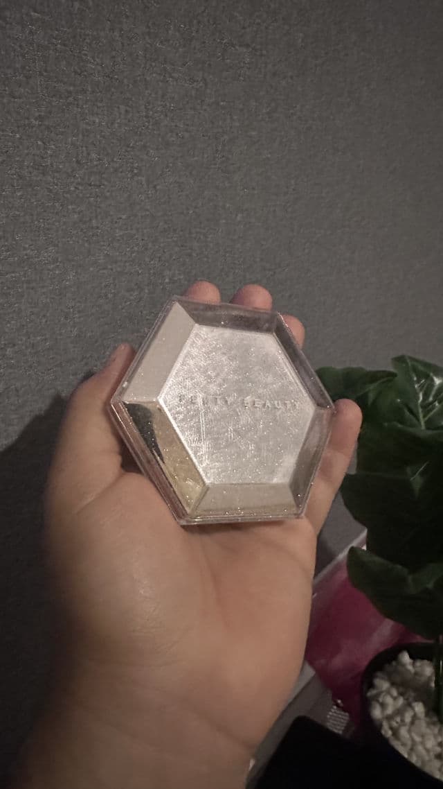 Fenty Beauty Diamond Bomb All-Over Diamond Veil - How Many Carats?! review photo by yomairync