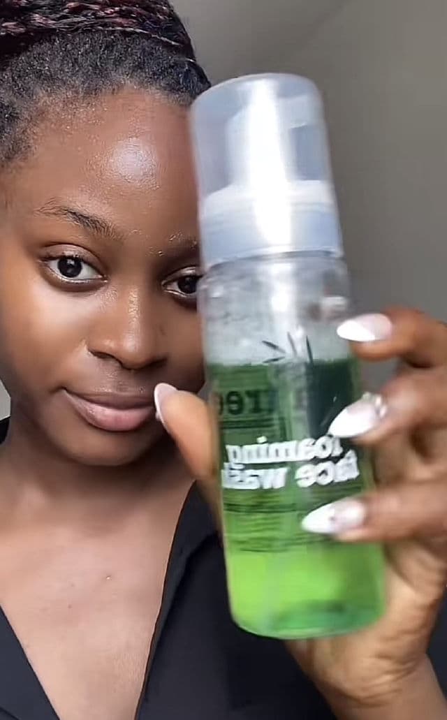 tea tree Foaming Face Wash review photo by Kechiee