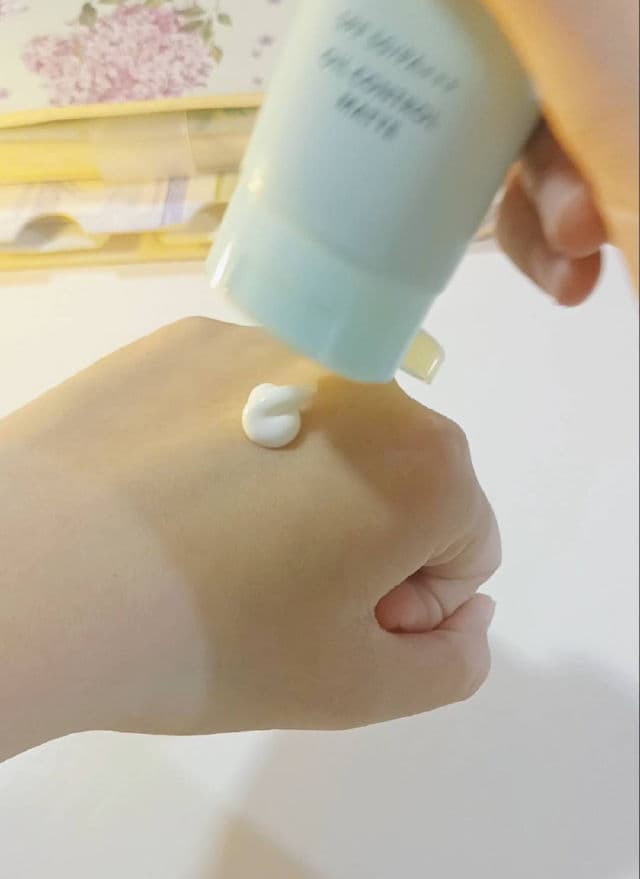 Biore UV Fresh & Bright Oil Control Matte SPF 50+ PA+++ review photo by WiAngel2