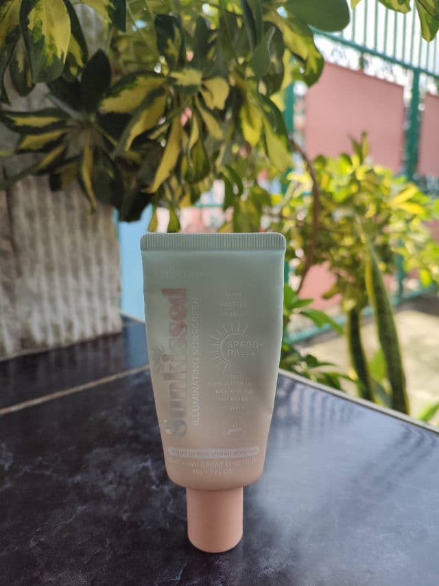 Simply HUE Barefaced Sunkissed Illuminating Sunscreen SPF 30 PA +++ review photo by Nickleanne