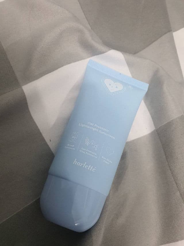Harlette Beauty Oat Probiotic Lightweight Sunscreen SPF50 PA++++ review photo by Hyitsamel