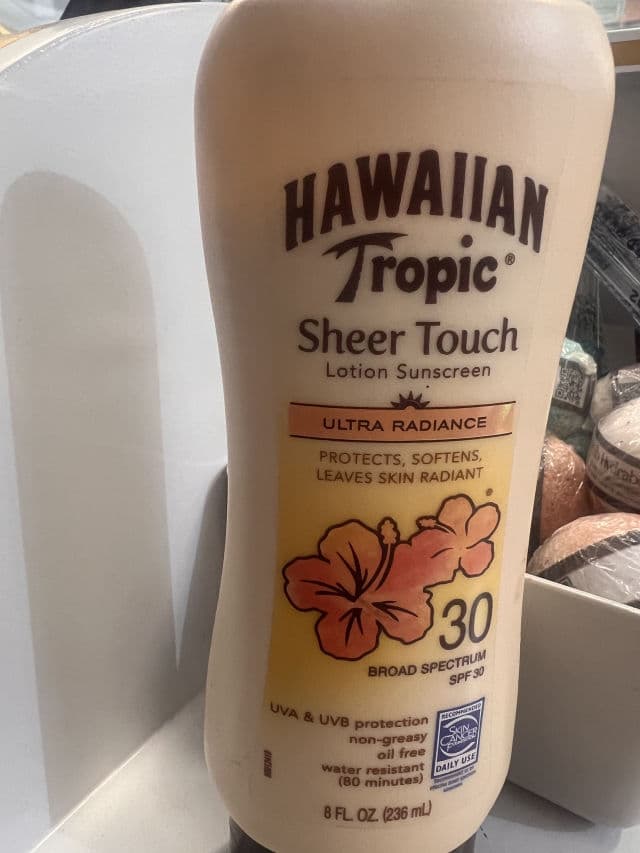 Hawaiian Tropic Luminosity Protective Sun Lotion SPF50+ for Protected & Illuminated Skin review photo by Marlenny1