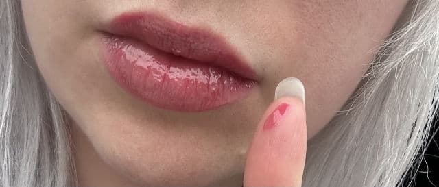 Essence Juicy Bomb Shiny Lipgloss - 04 Crazy Cherry review photo by roseAbstraite