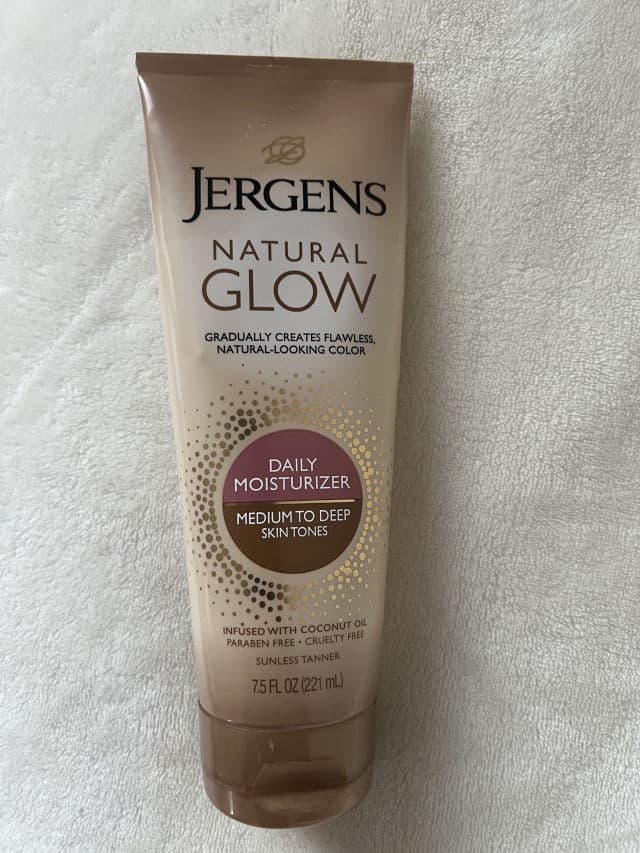 Jergens Natural Glow Revitalizing Daily Moisturizer Fair to Medium review photo by blueiz35