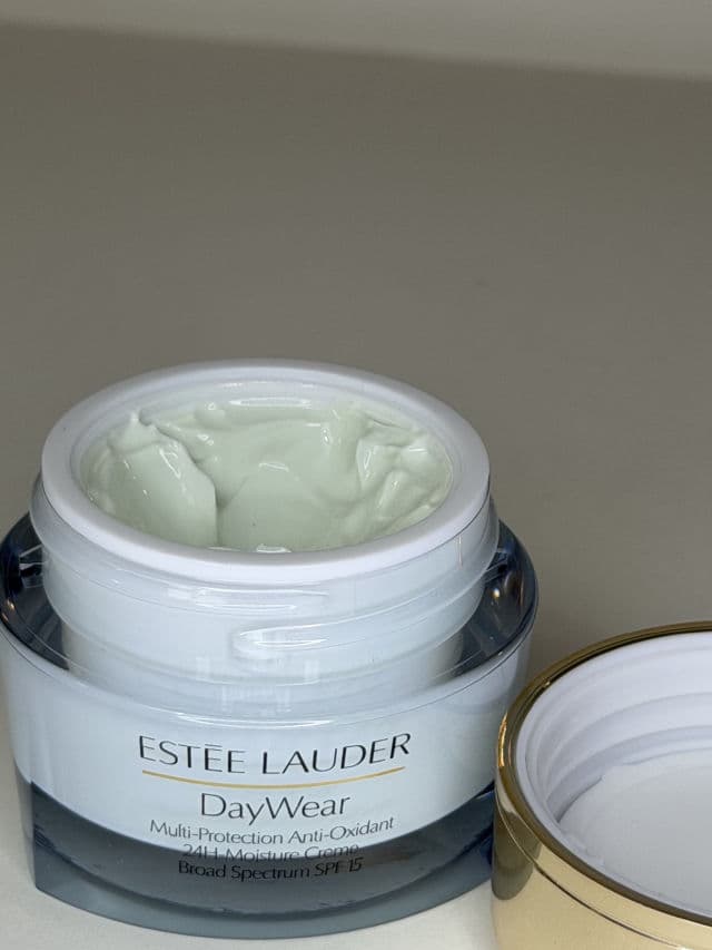Estee Lauder DayWear Advanced Multi-Protection Anti-Oxidant Lotion SPF 15 review photo by BeautyAidana