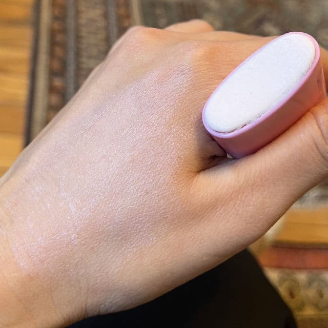 HOLIKA HOLIKA Less on Skin Redness Calming CICA Sun Stick SPF50+ review photo by esthicatq