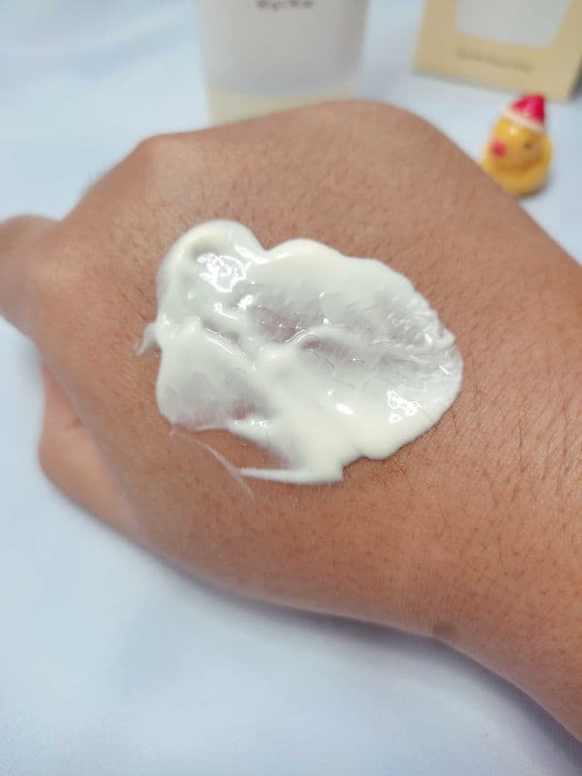 Dear, Klairs All-day Airy Sunscreen SPF50+ PA++++ review photo by itsniknazirah