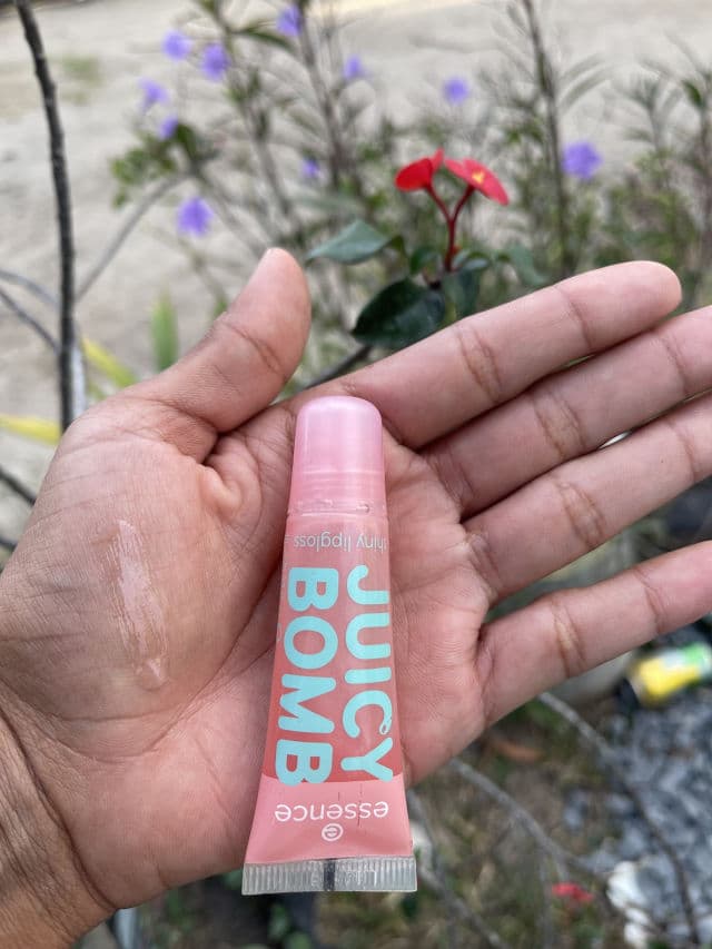 Essence Juicy Bomb Shiny Lipgloss - 02 Lovely Raspberry review photo by gabyitzell