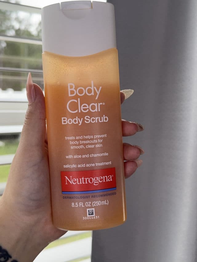 Neutrogena Body Clear Acne Treatment Body Wash with Salicylic Acid review photo by evelinugccreator