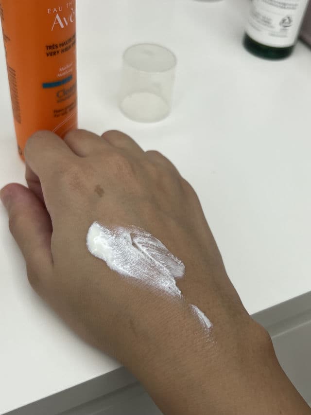 Avene Cleanance Sunscreen SPF50 review photo by Alhala