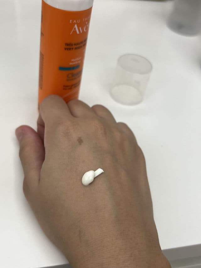 Avene Cleanance Sunscreen SPF50 review photo by Alhala