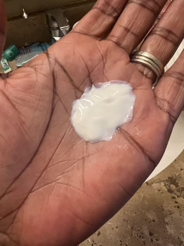 SKIN1004 Madagascar Centella Hyalu-Cica Water-Fit Sun Serum SPF50+ PA++++ review photo by Tianga