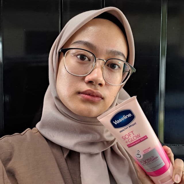 Vaseline Soft Glow Vitamin Body Serum review photo by auliaasaf