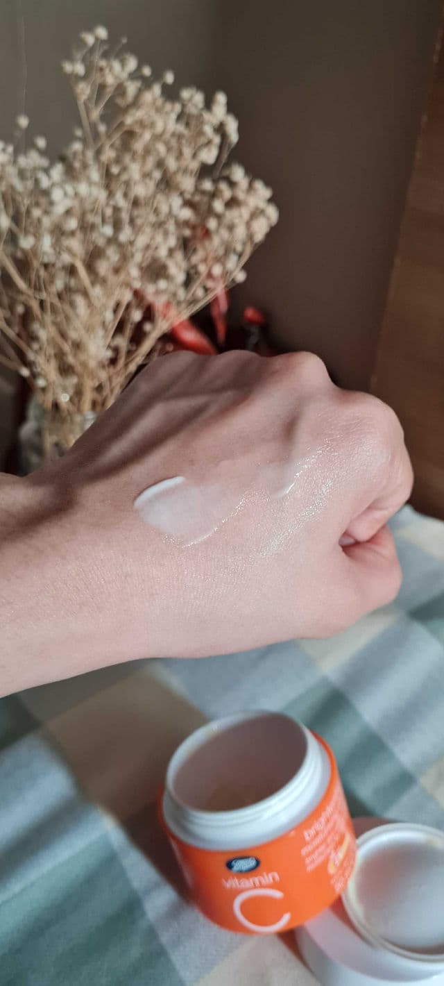 Boots Vitamin C Brightening Moisturising Cream review photo by veagee