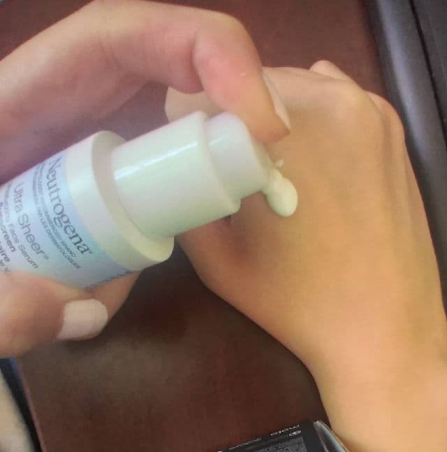 Neutrogena Ultra Sheer Oil-Free Face Serum with Vitamin E SPF 60+ review photo by hellococo