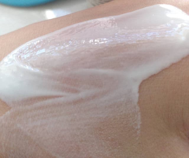 Neutrogena Ultra Sheer Oil-Free Face Serum with Vitamin E SPF 60+ review photo by hellococo