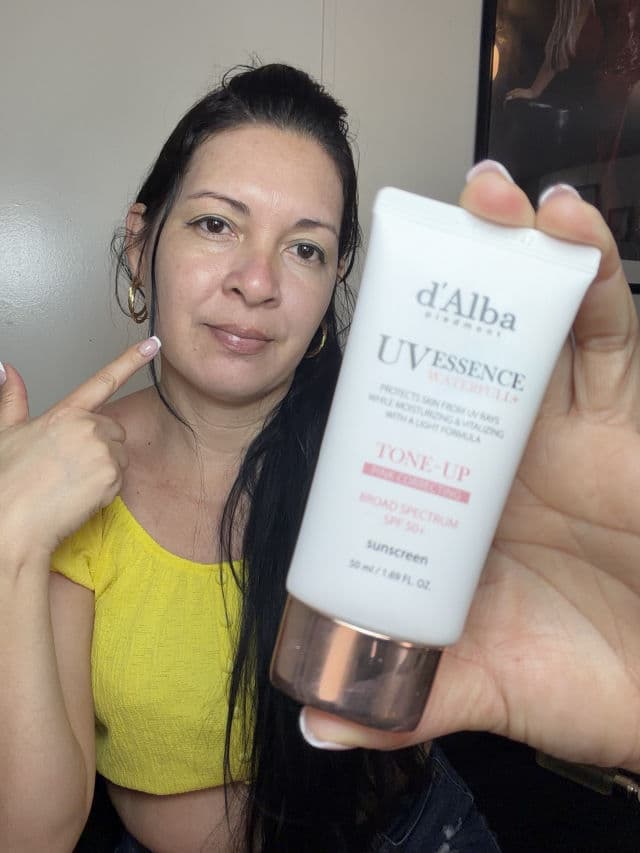 D' Alba Piedmont UV Essence Waterfull UV Essence Tone-Up Sun Cream SPF50+ PA++++ review photo by Yaniukys