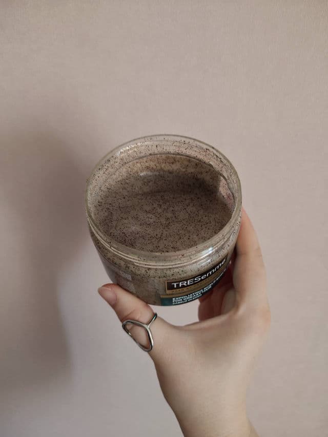 TRESemme Purify & Hydrate Exfoliating Scalp Scrub review photo by OlyaAlink