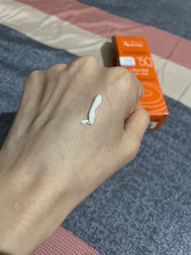 Avene Fluid Ultra Mat 50+ review photo by adrianamonsalvemakeu