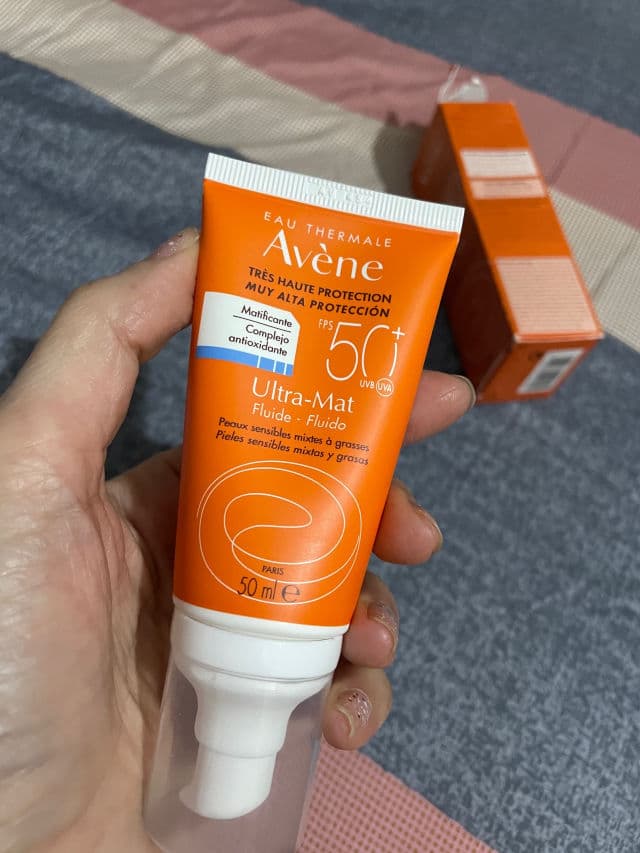 Avene Fluid Ultra Mat 50+ review photo by adrianamonsalvemakeu