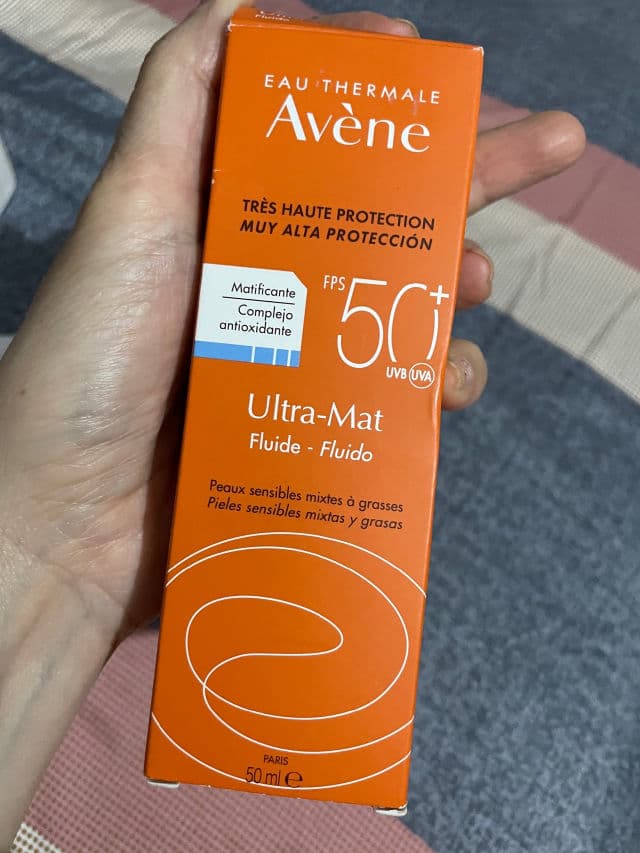 Avene Fluid Ultra Mat 50+ review photo by adrianamonsalvemakeu