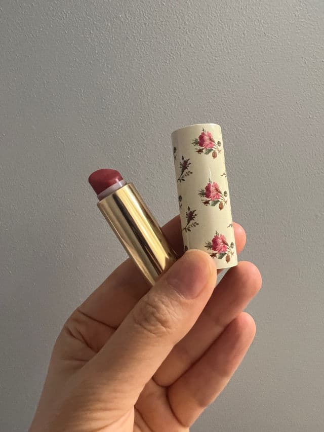 Gucci Rouge A Levres Voile #25 Goldie Red review photo by Cellasea