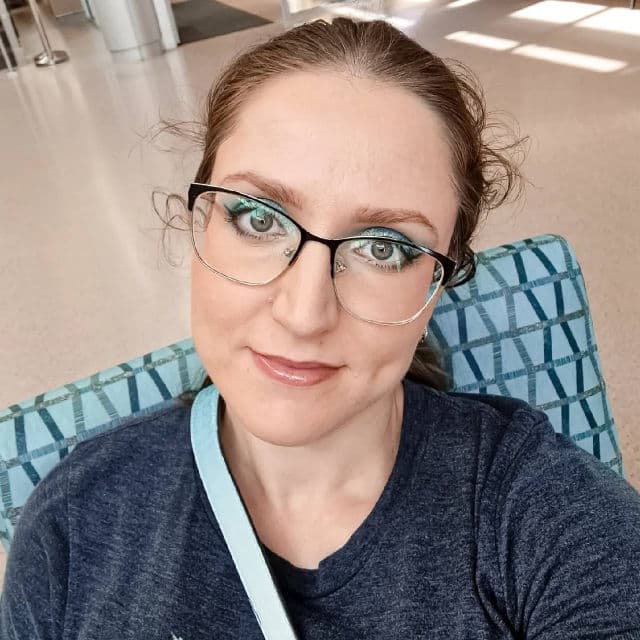 KARA Beauty From Miami to Bahamas Eye Shadow Pallette review photo by marifa