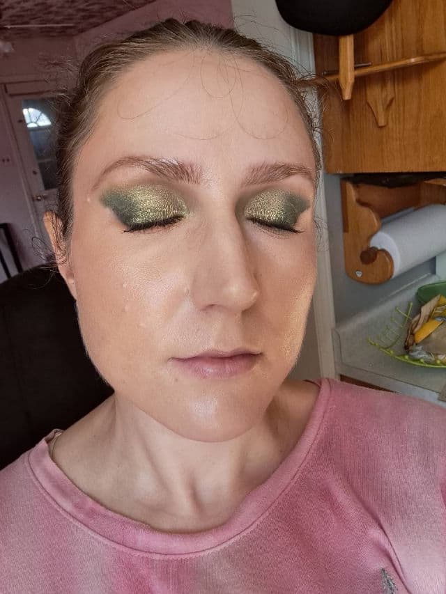 Iconic London Beachside Babe Eyeshadow Palette review photo by marifa