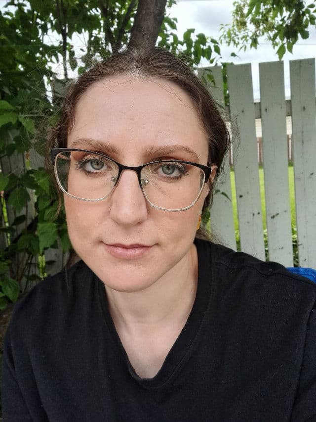 Iconic London Beachside Babe Eyeshadow Palette review photo by marifa