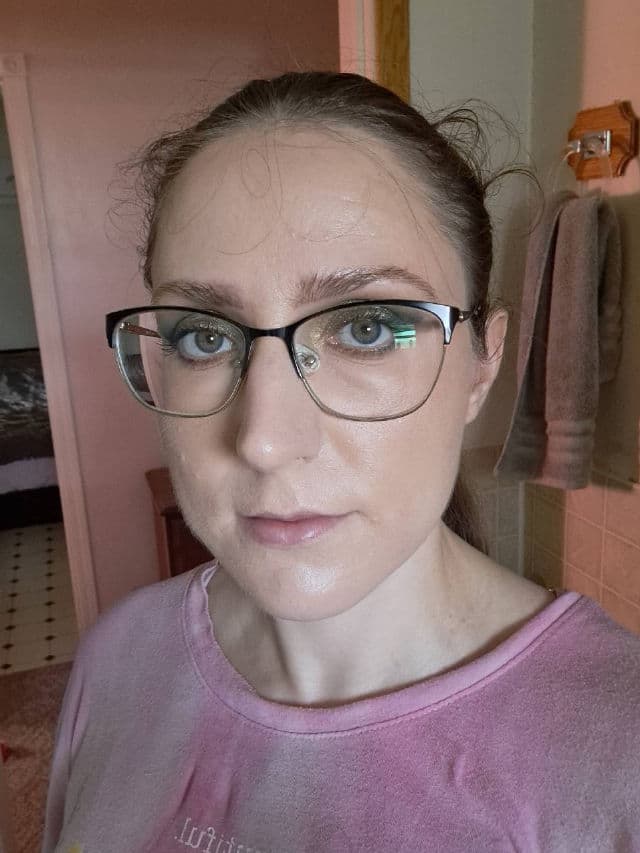 Iconic London Beachside Babe Eyeshadow Palette review photo by marifa