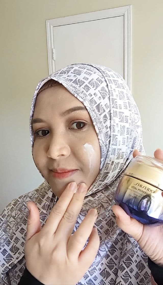 Shiseido Vital Perfection Uplifting and Firming Day Cream review photo by Deasy88