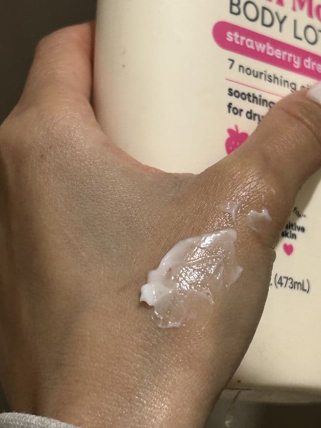 Eos Pomegranate Raspberry Body Lotion review photo by VanesaG