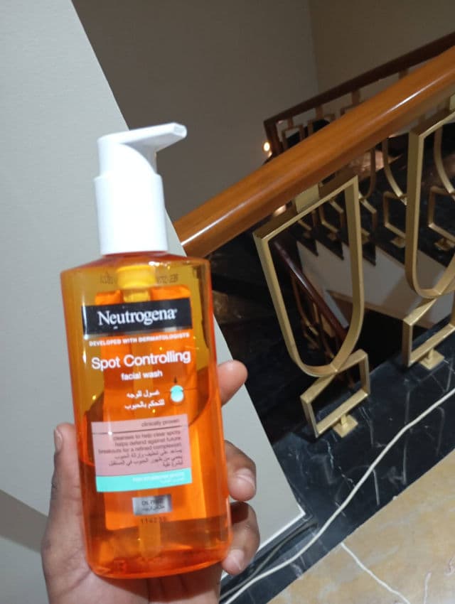 Neutrogena Spot Controlling Facial Wash review photo by Doinglifewithama