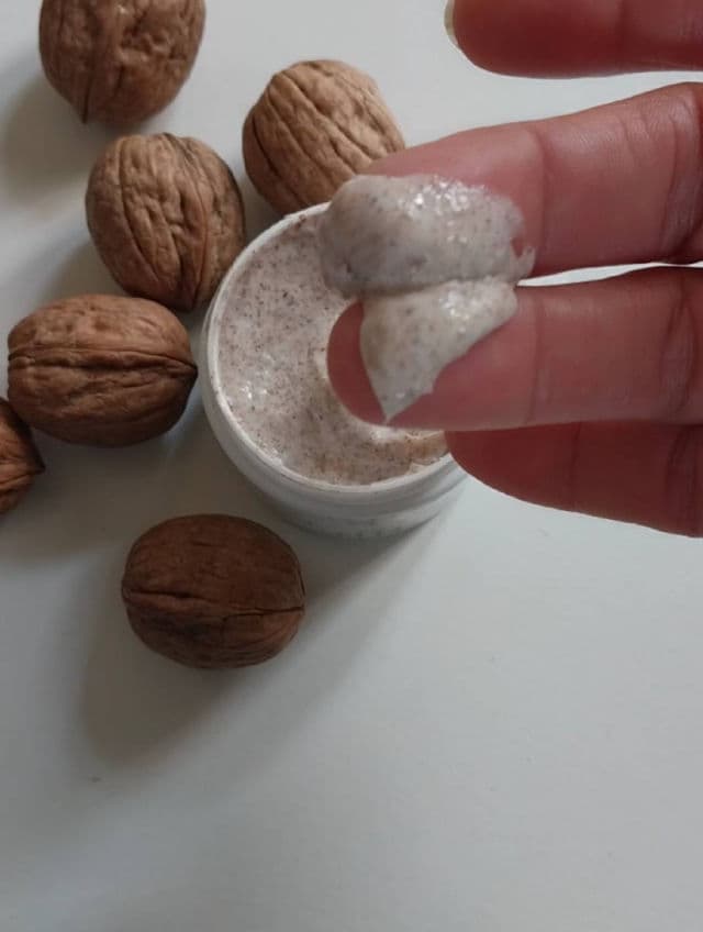 Era Organics Revive+ Microdermabrasion Scrub & Facial Exfoliator review photo by Lorelei