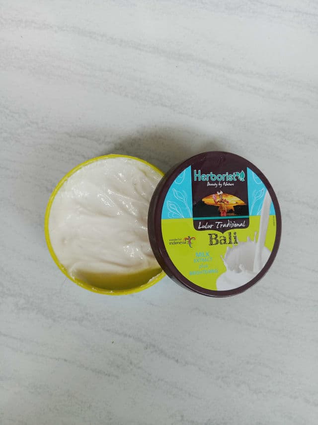 Herborist Lulur Traditional Bali Extra Scrub Milk Extract + Whitening review photo by yunzie
