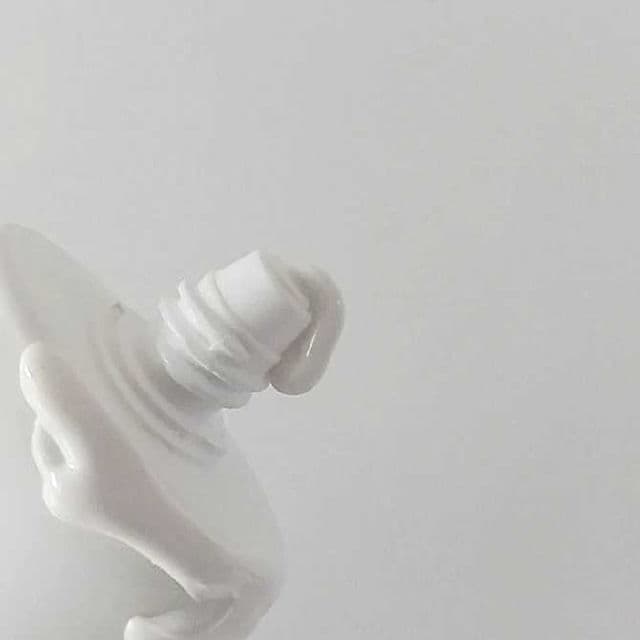 L'ESSENTIAL D5 Brightening Sunscreen SPF50+ PA++++ review photo by yunzie