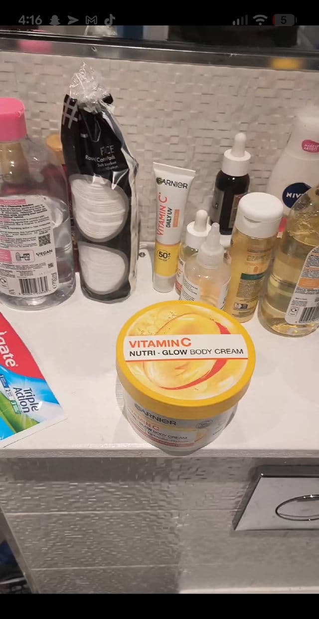 Garnier Body Superfood Nutri Glow Body Cream Vitamin C + Mango review photo by Obikels