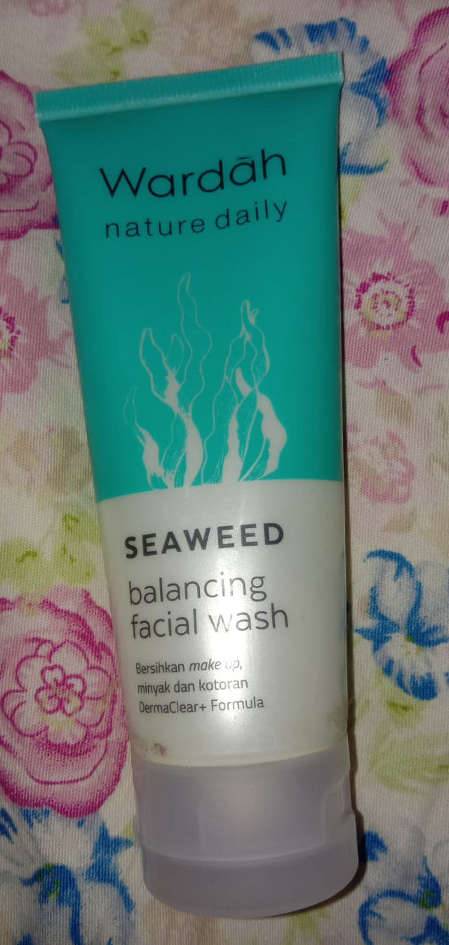 Wardah Nature Daily Seaweed Balancing Facial Wash review photo by Arifah95