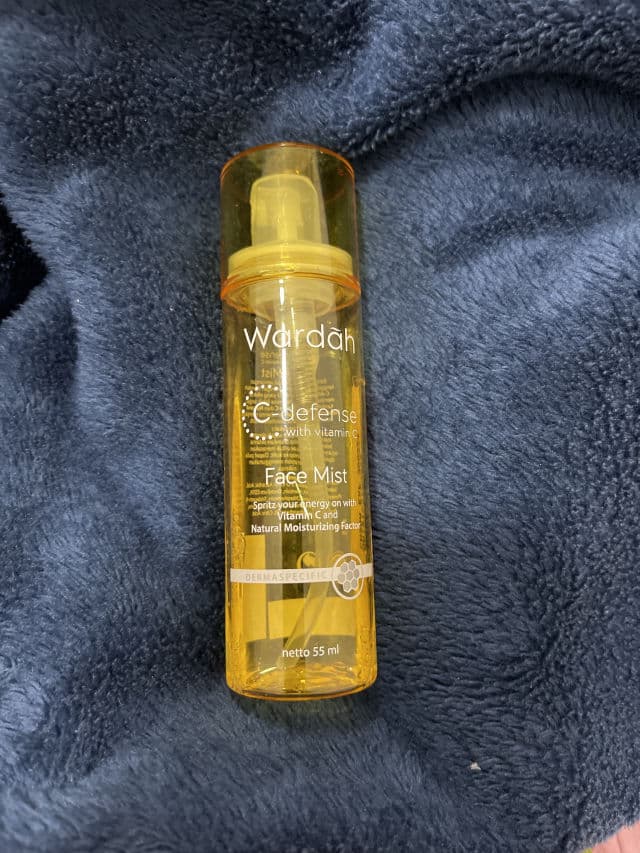 Wardah C-Defence Face Mist review photo by Arnaaz