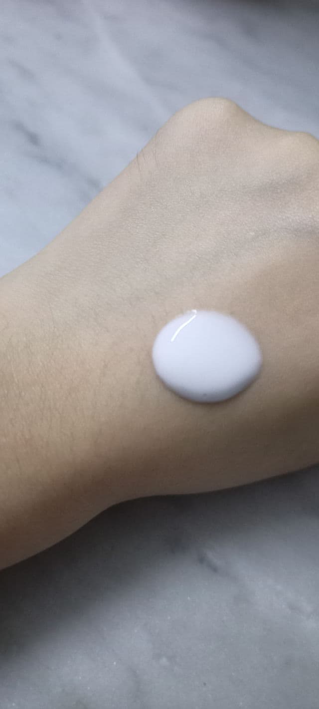 Nivea Extra White Radiant & Smooth Lotion review photo by AshleyThai