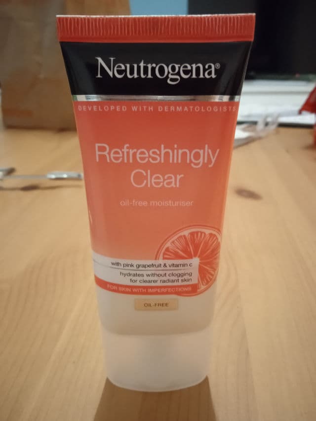 Neutrogena Refreshingly Clear Oil-Free Moisturiser review photo by Banannie